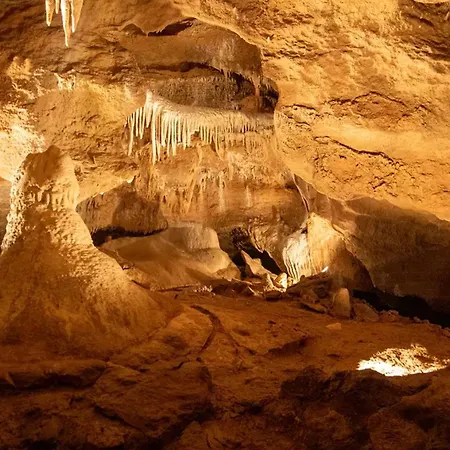 Romanticky Se Starozitnym Interierem Morina