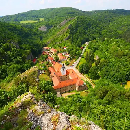 Romanticky Se Starozitnym Interierem Apartament